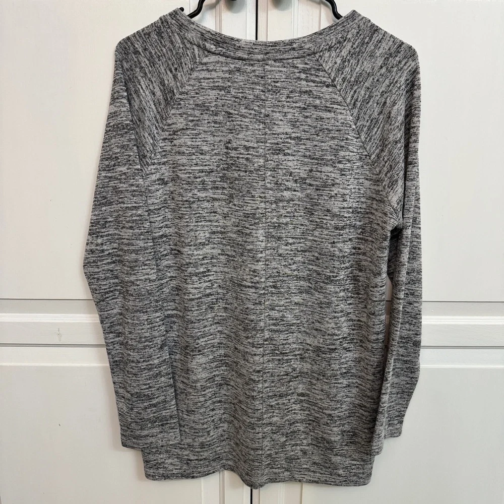 Banana Republic Heathered Gray V-Neck Top size M.